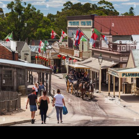 australia-victoria-vic-ballarat-sovereign-hill-recreated-1860s-era-gold-mining-township-town-view-W2BKJ1